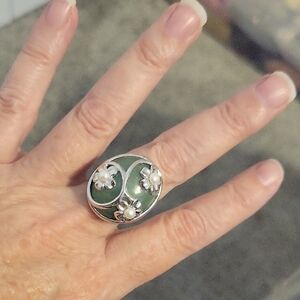 Elegant Green Enamel and Silver 9.25 small pearl bead accents Floral Ring sz8